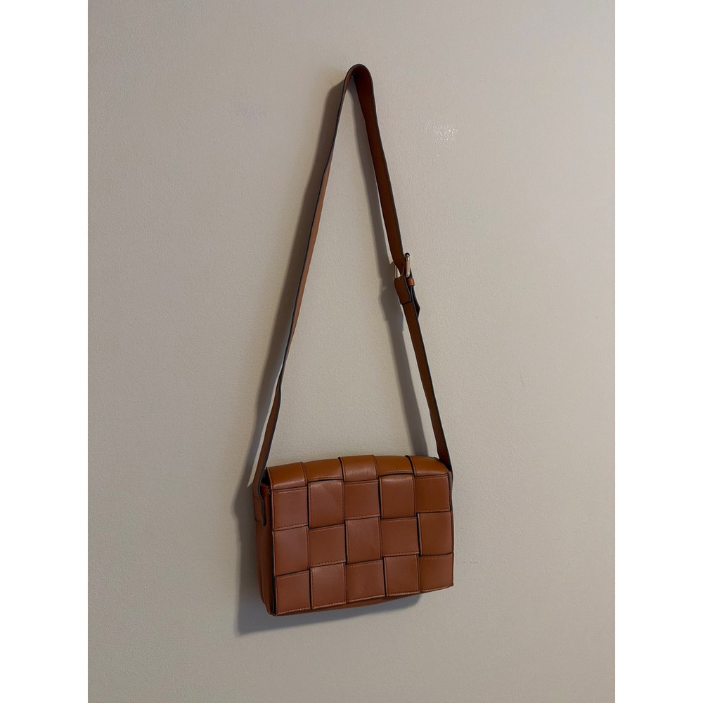 Squared Woven Cassette Crossbody Bag Cognac Brown Faux Leather - Picture 4 of 8